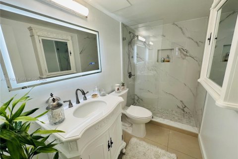 Condo in Hallandale Beach, Florida, 1 bedroom  № 2044414 - photo 2