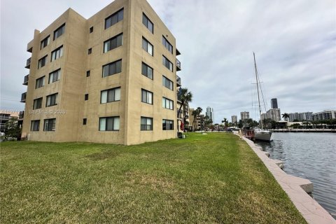 Condo in Hallandale Beach, Florida, 1 bedroom  № 2044414 - photo 23