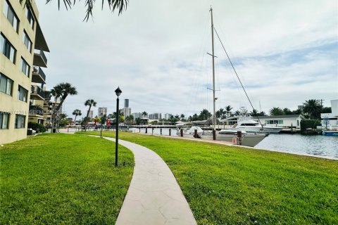 Condo in Hallandale Beach, Florida, 1 bedroom  № 2044414 - photo 25