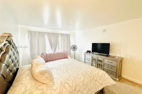 Condo in Hallandale Beach, Florida, 1 bedroom  № 2044414 - photo 14