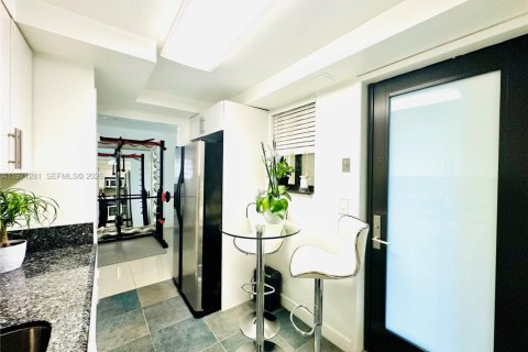 Condo in Hallandale Beach, Florida, 1 bedroom  № 2044414 - photo 10