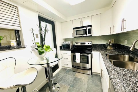 Condo in Hallandale Beach, Florida, 1 bedroom  № 2044414 - photo 3