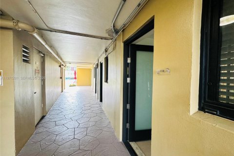 Condo in Hallandale Beach, Florida, 1 bedroom  № 2044414 - photo 16