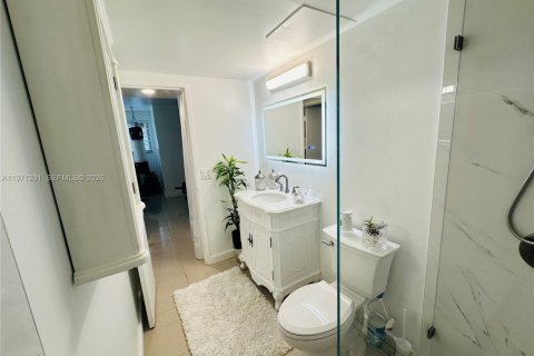 Condo in Hallandale Beach, Florida, 1 bedroom  № 2044414 - photo 11