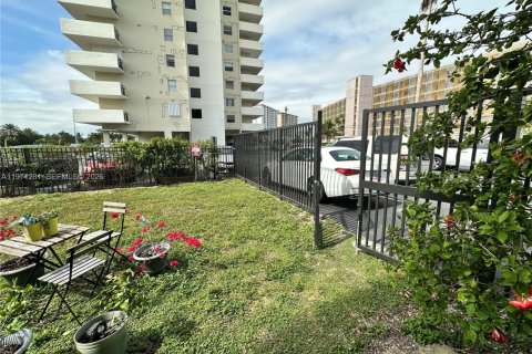 Condo in Hallandale Beach, Florida, 1 bedroom  № 2044414 - photo 20