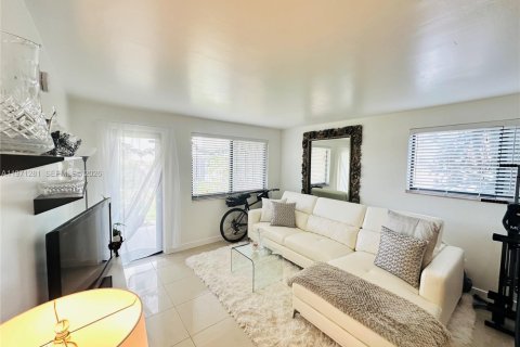 Condo in Hallandale Beach, Florida, 1 bedroom  № 2044414