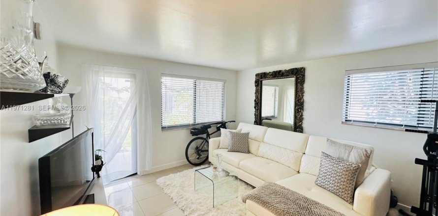 Condo in Hallandale Beach, Florida, 1 bedroom  № 2044414