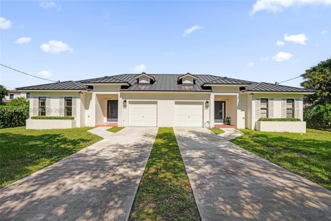 Adosado en alquiler en Miami, Florida, 2 dormitorios, 248.23 m2 № 2046347 - foto 2