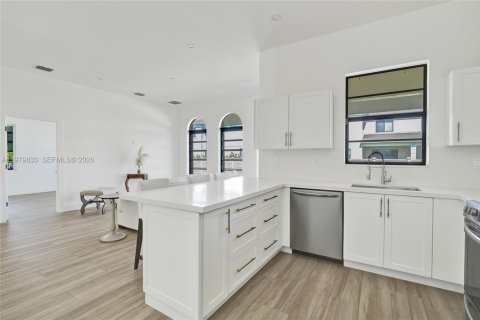 Adosado en alquiler en Miami, Florida, 2 dormitorios, 248.23 m2 № 2046347 - foto 9