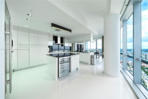 Condominio en venta en Sunny Isles Beach, Florida, 4 dormitorios, 230.86 m2 № 2018558 - foto 5