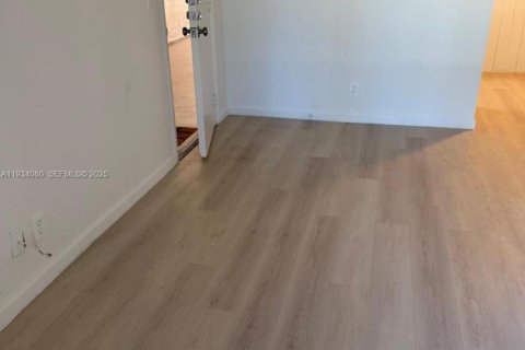 Condo in West Palm Beach, Florida, 1 bedroom  № 2035494 - photo 19