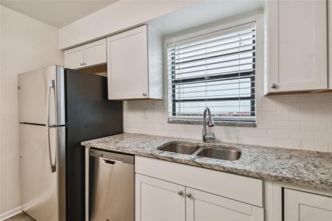 Condo in Tampa, Florida, 2 bedrooms  № 1915398 - photo 12