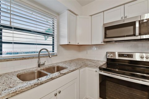 Condo in Tampa, Florida, 2 bedrooms  № 1915398 - photo 11