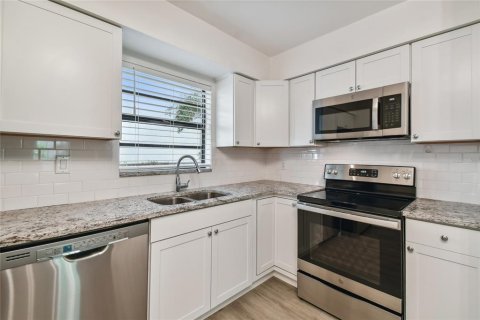 Condo in Tampa, Florida, 2 bedrooms  № 1915398 - photo 9