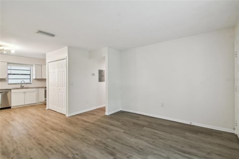 Condo in Tampa, Florida, 2 bedrooms  № 1915398 - photo 5