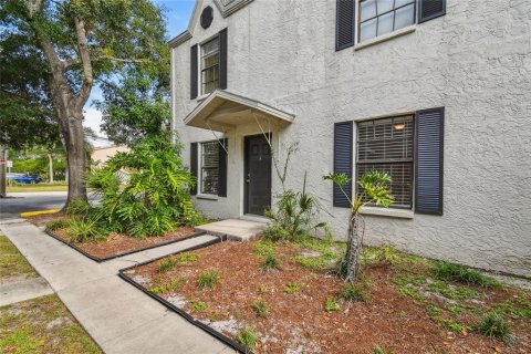 Condo in Tampa, Florida, 2 bedrooms  № 1915398 - photo 1