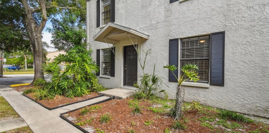 Condominio en Tampa, Florida, 2 dormitorios № 1915398
