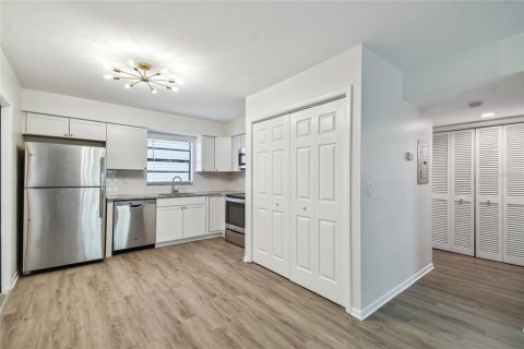Condo in Tampa, Florida, 2 bedrooms  № 1915398 - photo 17