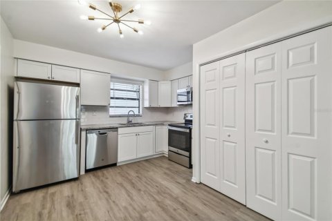 Condo in Tampa, Florida, 2 bedrooms  № 1915398 - photo 18