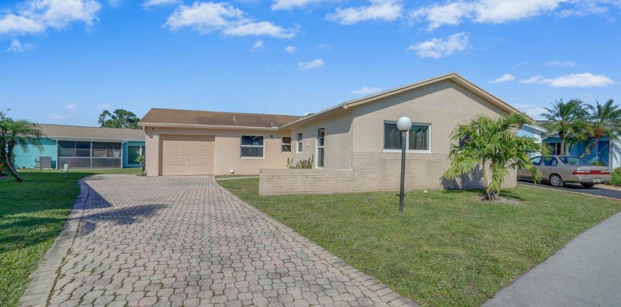 House in Lake Worth, Florida 2 bedrooms, 123.1 sq.m. № 1161737