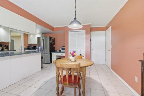 House in Belle Isle, Florida 3 bedrooms, 215.53 sq.m. № 2229708 - photo 11