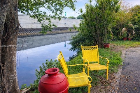 Casa en venta en Miami, Florida, 3 dormitorios, 139.26 m2 № 2029868 - foto 3