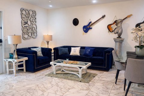 Casa en venta en Miami, Florida, 3 dormitorios, 139.26 m2 № 2029868 - foto 4