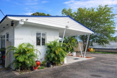 Casa en venta en Miami, Florida, 3 dormitorios, 139.26 m2 № 2029868 - foto 2