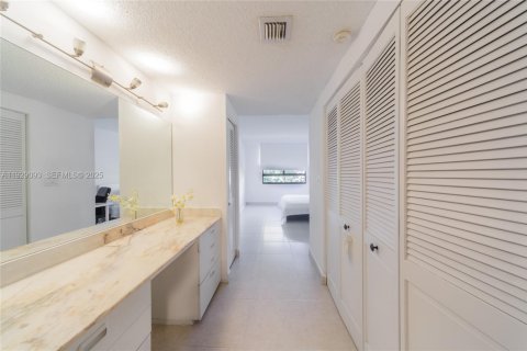 Снять в аренду кондоминиум в Ки-Бискейн, Флорида 3 спальни, 148.64м2, № 1987460 - фото 25