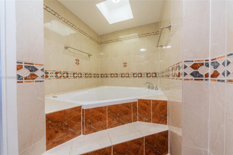 Снять в аренду кондоминиум в Ки-Бискейн, Флорида 3 спальни, 148.64м2, № 1987460 - фото 18