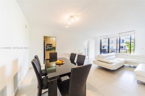 Снять в аренду кондоминиум в Ки-Бискейн, Флорида 3 спальни, 148.64м2, № 1987460 - фото 4