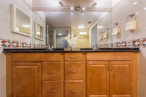 Снять в аренду кондоминиум в Ки-Бискейн, Флорида 3 спальни, 148.64м2, № 1987460 - фото 19