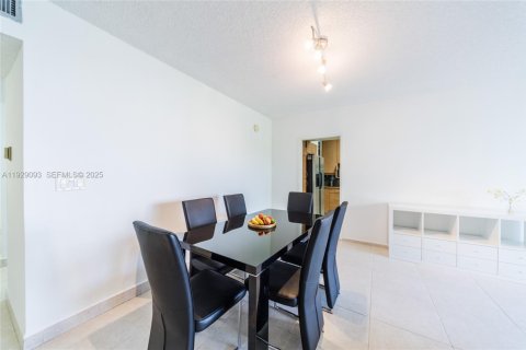 Снять в аренду кондоминиум в Ки-Бискейн, Флорида 3 спальни, 148.64м2, № 1987460 - фото 7