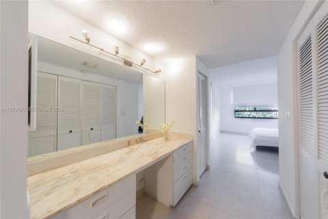 Снять в аренду кондоминиум в Ки-Бискейн, Флорида 3 спальни, 148.64м2, № 1987460 - фото 24