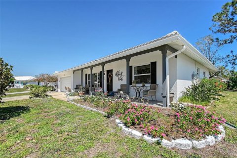 House in Bradenton, Florida 2 bedrooms, 146.79 sq.m. № 1578613 - photo 2
