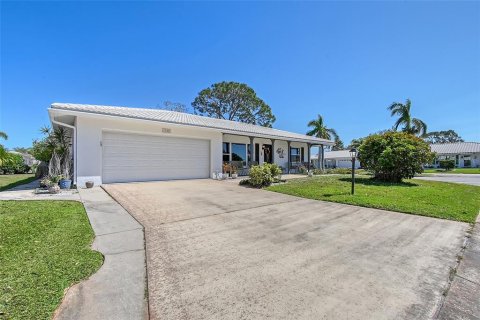 House in Bradenton, Florida 2 bedrooms, 146.79 sq.m. № 1578613 - photo 1