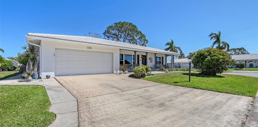 House in Bradenton, Florida 2 bedrooms, 146.79 sq.m. № 1578613