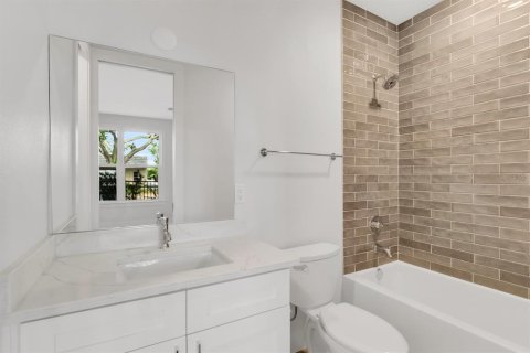 Townhouse in Saint Petersburg, Florida 3 bedrooms, 189.43 sq.m. № 1810275 - photo 18