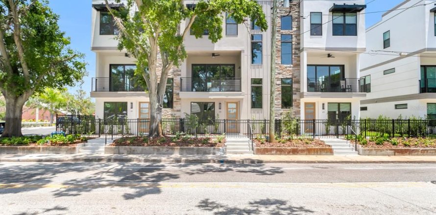 Townhouse in Saint Petersburg, Florida 3 bedrooms, 189.43 sq.m. № 1810275