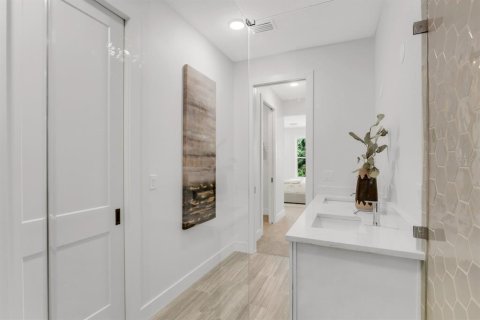 Townhouse in Saint Petersburg, Florida 3 bedrooms, 189.43 sq.m. № 1810275 - photo 15
