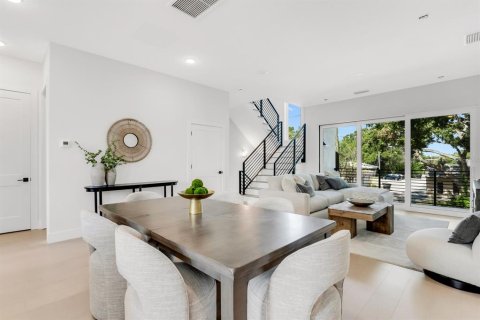 Townhouse in Saint Petersburg, Florida 3 bedrooms, 189.43 sq.m. № 1810275 - photo 9