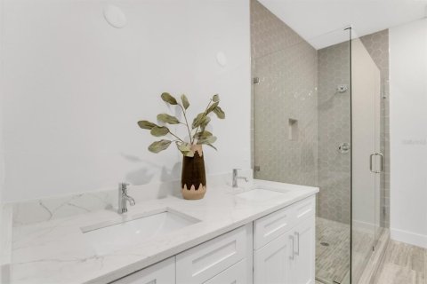 Townhouse in Saint Petersburg, Florida 3 bedrooms, 189.43 sq.m. № 1810275 - photo 16