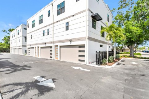 Townhouse in Saint Petersburg, Florida 3 bedrooms, 189.43 sq.m. № 1810275 - photo 22