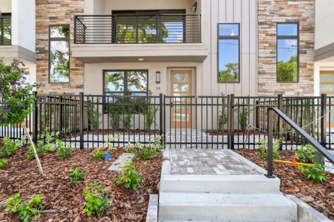 Townhouse in Saint Petersburg, Florida 3 bedrooms, 189.43 sq.m. № 1810275 - photo 3