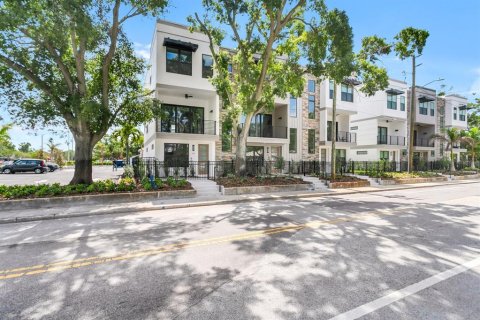 Townhouse in Saint Petersburg, Florida 3 bedrooms, 189.43 sq.m. № 1810275 - photo 2