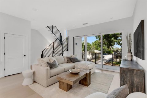 Townhouse in Saint Petersburg, Florida 3 bedrooms, 189.43 sq.m. № 1810275 - photo 10