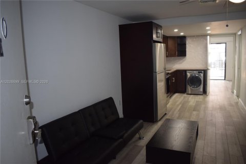 Condo in Miami, Florida, 1 bedroom  № 2077396 - photo 15
