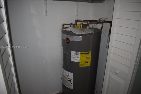 Condo in Miami, Florida, 1 bedroom  № 2077396 - photo 12