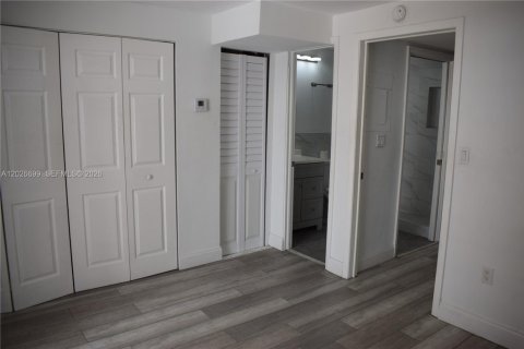 Condo in Miami, Florida, 1 bedroom  № 2077396 - photo 5