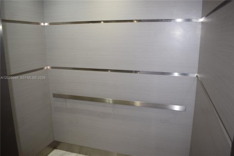 Condo in Miami, Florida, 1 bedroom  № 2077396 - photo 25